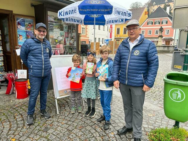 Die Kiwanis-Club-Mitglieder Michael Nefischer und Erich Pühringer bei der Übergabe von Gutscheinen an Kinder in Grein.
 | Foto: Kiwanis Club Mühlviertel