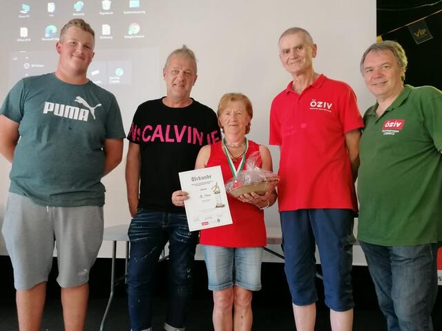 Die Voitsberger Sportreferentin Gerti Hohl (m.) wurde heuer ÖZIV-Landesmeisterin im Spangerlschießen der Frauen und ist nun auch die Sportlerin des Jahres | Foto: ÖZIV Voitsberg