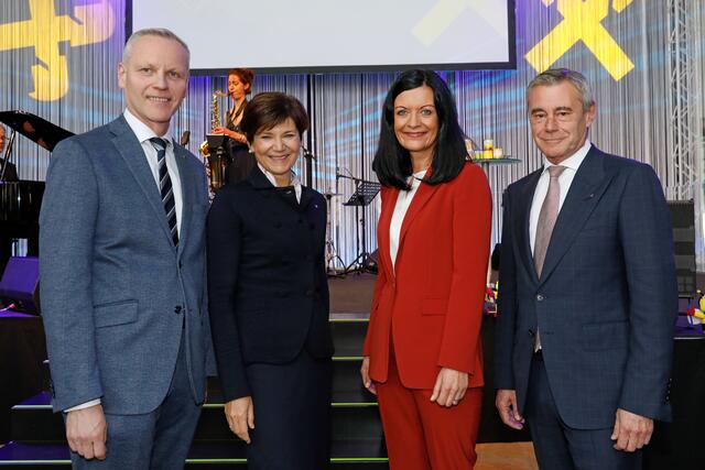 OÖ Versicherung-Generaldirektor Othmar Nagl und Vorstandsdirektorin Kathrin Kühtreiber-Leitner (3. v. l.), RLB OÖ-Generaldirektor-Stv. Michaela Keplinger-Mitterlehner, RLB OÖ-Generaldirektor Heinrich Schaller
F9) | Foto: RLB OÖ/Strobl