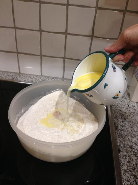 Wichtig ist, dass die Milch nicht zu heiß ist. | Foto: MeinBezir/Waltraud Fischer