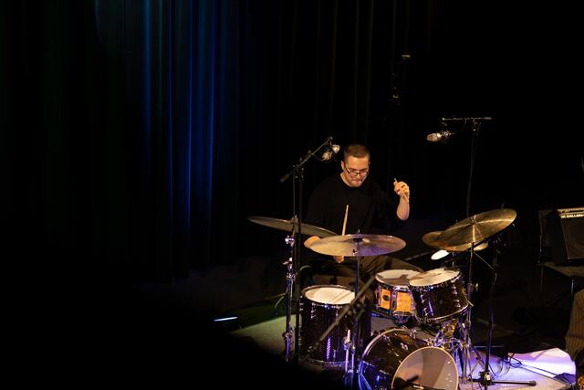 Raphael Vorraber am Schlagzeug in seinem Element. | Foto: Klara Tischler