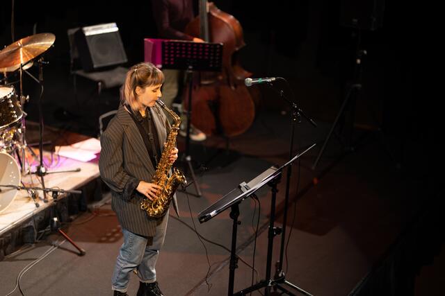Yvonne Moriel am Saxophon in Aktion. | Foto: Klara Tischler