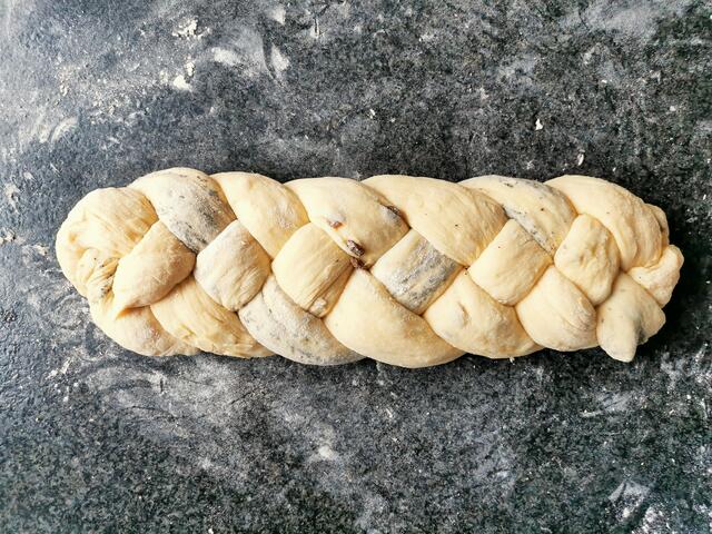 Den Striezel zum Schluss mit Ei oder ÖL bestreichen, Hagelzucker oder Mandelblättchen darauf streuen und backen.  | Foto: Katrin Ebetshuber