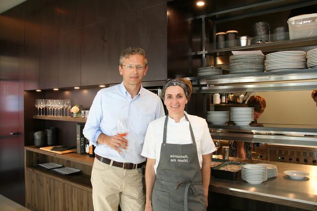 Haubenköchin Heidi Neuländtner-Ratzinger und Neo-Wirt Hans Jörg Ulreich in der Wirtschaft am Markt. | Foto: Karl Pufler