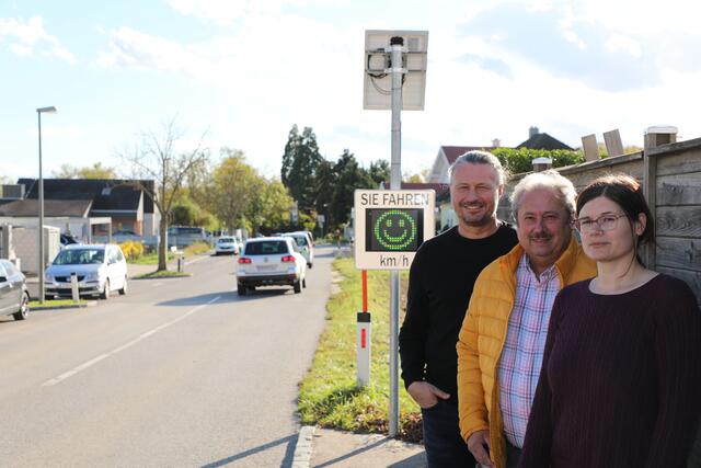 Tempomessungen führten zu einer spürbaren Temporedukion, wie zum Beispiel in der Langenloiser Straße. Mit Stadtrat Peter Molnar, GR Alfred Scheichel und Kerstin Wegenberger (Amt für Stadt- und Verkehrsplanung) | Foto: tadt Krems