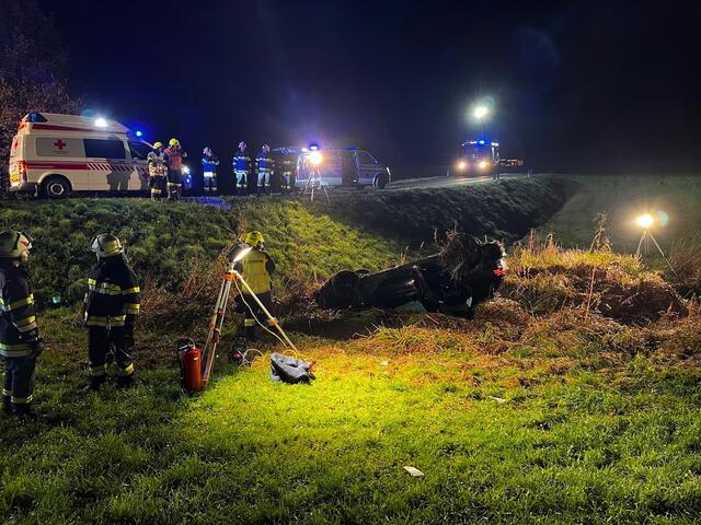 Die beiden Personen im Fahrzeug konnten schon vor dem Eintreffen der Einsatzkräfte von einem Ersthelfer geborgen werden. | Foto: LM d. F. Stefan Bretterklieber / FF Stainz