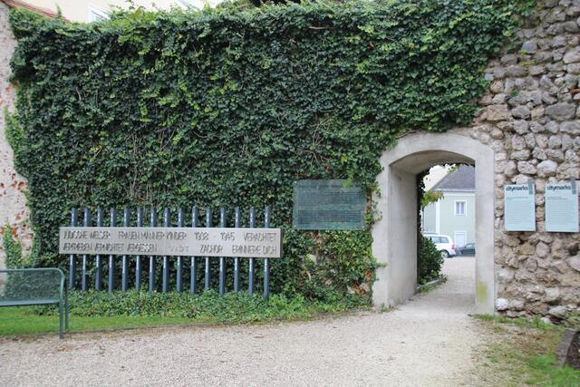 Zwei Gedenkveranstaltungen, derselbe Veranstaltungsort: das jüdische Mahnmal im Pollheimerpark. | Foto: Herzog