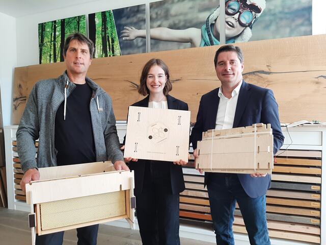 Betriebsinhaber Florian Hofer, Innovationsmanagerin Helene Stanger und Bezirksobmann Peter Seiwald (v.l.) präsentieren den "ImkerFlex". | Foto: INNOVATEAM