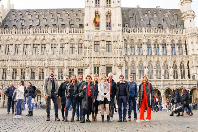 Die steirische Delegation rund um Landesrätin Ursula Lackner (5.v.l.) am Grand Place in Brüssel.  | Foto: Land Steiermark/Purgstaller