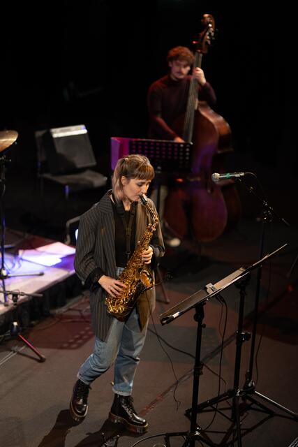 Yvonne Moriel am Saxophon in Aktion. | Foto: Klara Tischler