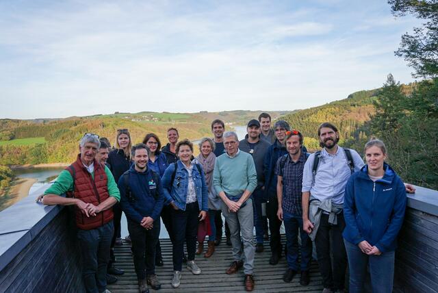 Vor dem rund 3,8 Quadratkilometer großen Stausee: die steirische Delegation mit Vertreterinnen und Vertretern des Naturparks Öewersauer | Foto: Land Steiermark/Purgstaller