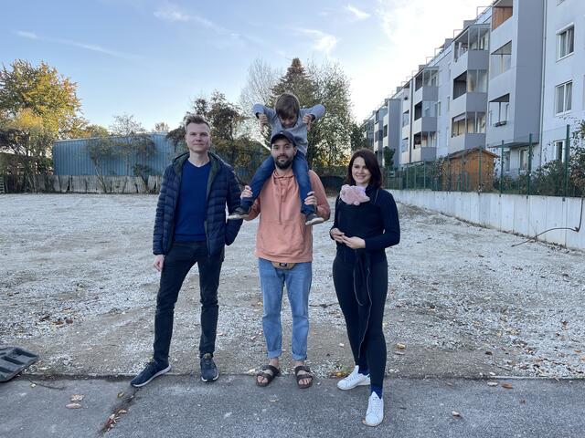 Die Anrainer, etwa Michael Oplatek (l.), sammelten mehr als 150 Unterschriften gegen den geplanten Parkplatz in der Pretschgasse. | Foto: Teischl/RMA