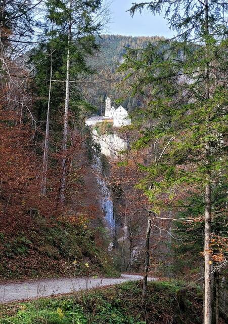 Ein gewundener Weg, steile Felsen und das Wallfahrtskloster scheint noch so weit... aber das trügt... 