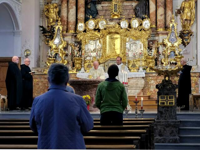 Verlässliche Messen jeweils um 15 Uhr... Auch der neue Hausobere P. Gottfried Meier ist dabei