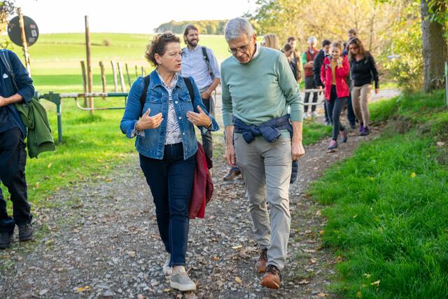 Bei einem Spaziergang durch den Naturpark Öewersauer tauscht sich Landesrätin Ursula Lackner mit dem Präsident des Naturparks, Pauly Charles, aus. | Foto: Land Steiermark/Purgstaller
