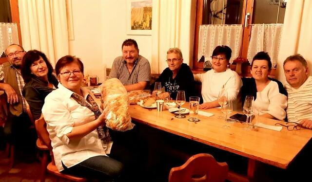 Die Gewinnerin Gabi Ullmann mit ihren Spielpartnern Christine Kohzina, Herbert Ullmann, Josef Kohzina, Manfred und Lavinia Spelitz und Alex und Peter Winkler.
 | Foto: Erna Kiesner