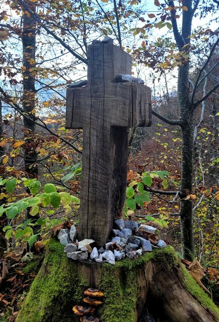 Ein Kreuz wächst aus dem Baumstrunk...  Ein Stein als Zeichen: Ich war hier, ich habe deiner gedacht... 