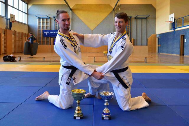 Patrick und Daniel mit ihren Medaillen und Pokalen