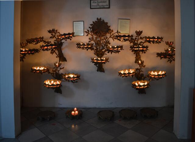 Zahlreiche Lichtlein an einem Ausflugsmontag zeigen, dass hier auch in der stillen Zeit viele Einkehrende kommen, um für ihre Anliegen Hilfe zu erbitten oder um zu danken... 