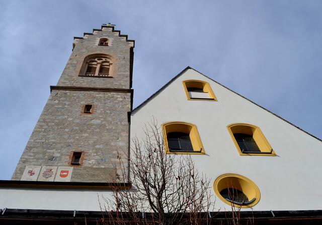Die nach Süden gerichtete Kirch mit Turm von der Sonnenterrasse des Gasthauses betrachtet