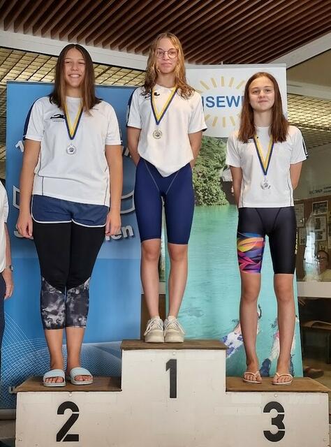 SVV-Dreifachsieg über 50 m Freistil der 13-jährigen Mädchen, v. l. n. r. Timea Leitner, Finja Zimmermann, Anna Lea Fischereder