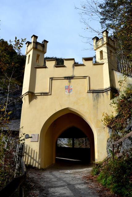 Das zinnenbewehrte Torhausl ist heut längst ohne Bewachung und lädt freundlich zum Besuch des Wallfahrtsklosters ein. 