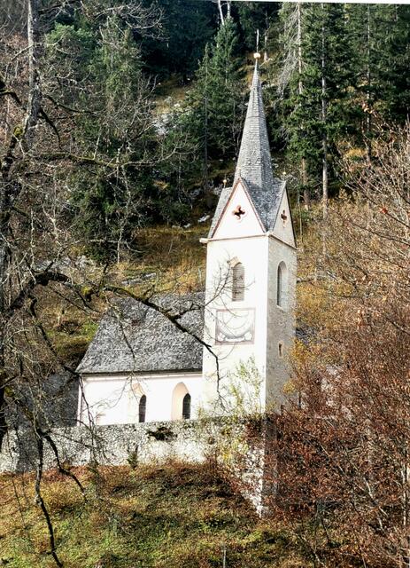 Die Lindenkirche im Herbst schön zu sehen...