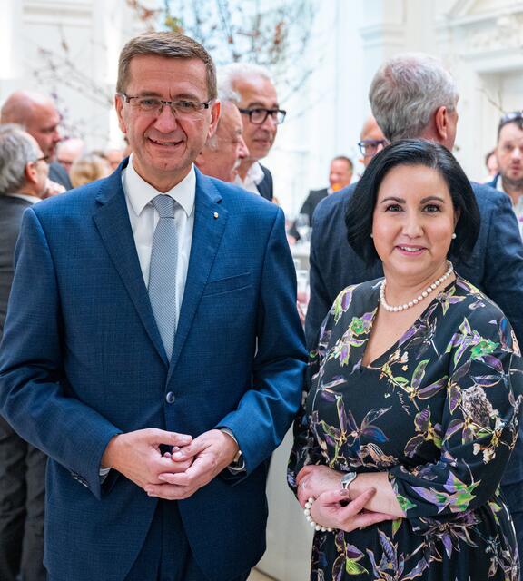 v.l. Markus Achleitner (Wirtschaftslandesrat), Stefanie Christina Huber (Vorstandsvorsitzende Sparkasse OÖ). | Foto: Sparkasse OÖ