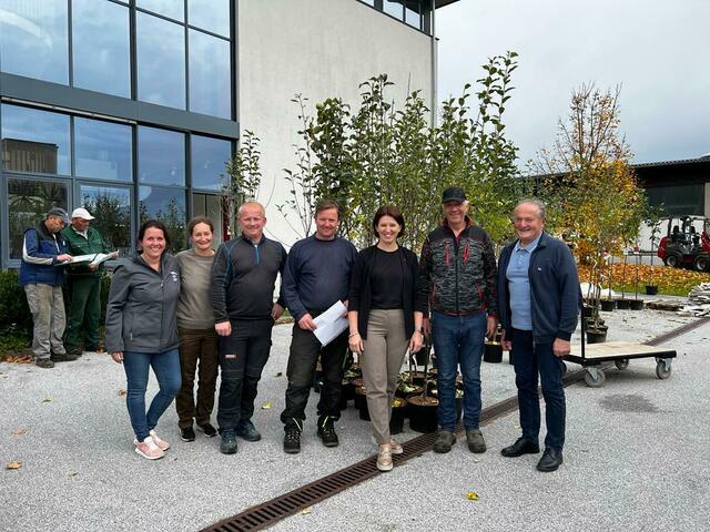 v.l.: Naturpark-Mitarbeiterin Lisa Klinger, Naturpark-Vorstandsmitglied Elisabeth Schafleitner-Kroiss, Ortsbauernobmann der Gemeinde Tiefgraben Manuel Landauer, Bürgermeister der Gemeinde Tiefgraben Johann Dittlbacher, Naturpark-Obfrau Michaela Langer Weninger, Obmann Lagerhaus Mondsee Georg Hausleitner und Naturpark-Vorstandsmitglied ÖR Alois Gaderer.
  | Foto: Naturpark Bauernland