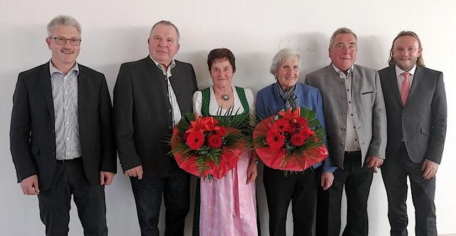 Bürgermeister Gerhard Gründlinger, Franz und Anna Gröstlinger, Agnes und Herbert Gröstlinger, Bürgermeister Peter Helml (v.l.). | Foto: Gemeinde