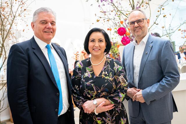 v.l. Leo Jindrak (Konditorei Jindrak), Stefanie Christina Huber (Vorstandsvorsitzende Sparkasse OÖ), Maximilian Pointner (Vorstandsdirektor Sparkasse OÖ). | Foto: Sparkasse OÖ