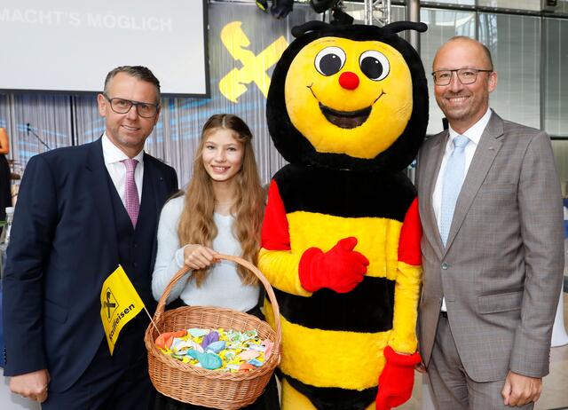 RLB OÖ-Vorstand Stefan Sandberger (l.) und RLB OÖ-Vorstand Reinhard Schwendtbauer mit seinen Kindern Katharina und Stephan (als Sumsi unterwegs). | Foto: RLB OÖ/Strobl