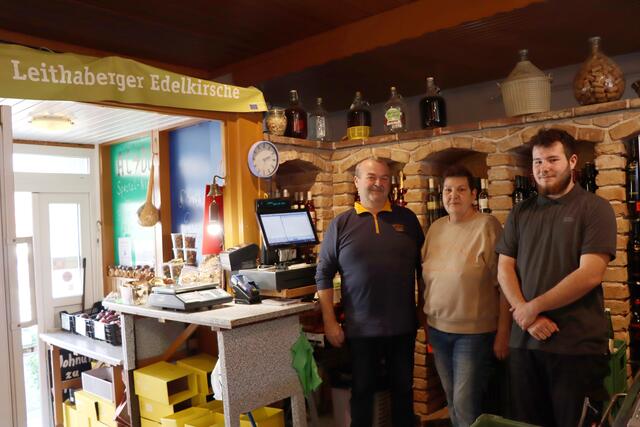 Mitarbeiterin Gabi (m.) legte den Grundstein für den Regionalitätspreis-Sieg vom Bärenhof in Winden am See. | Foto: Kathrin Haider
