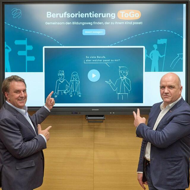 WKNÖ-Präsident Wolfgang Ecker (l.) und AK NÖ-Präsident Markus Wieser präsentieren „BO to GO“ – die neue App der NÖ Sozialpartner. | Foto: photonews.at/Georges Schneider
