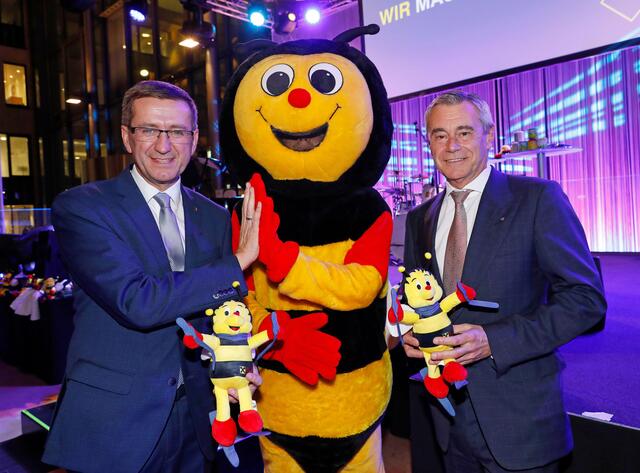 v.l.: Wirtschafts-Landesrat Markus Achleitner, Sumsi, RLB OÖ-Generaldirektor Heinrich Schaller. | Foto: RLB OÖ/Strobl