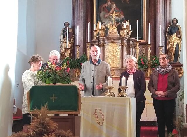 Die fünf neuen Wortgottesdiens-Leiter hielten zusammen ihren ersten Sonntagsgottesdienst