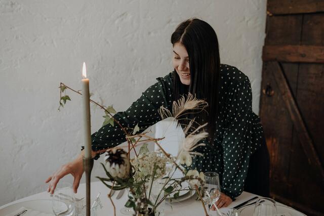 Sich zu sehr auf eine einzelne Sache in der Planung zu versteifen, davon rät Hochzeitsplanerin Stefanie Egger ab. | Foto: Isabella Fahrner