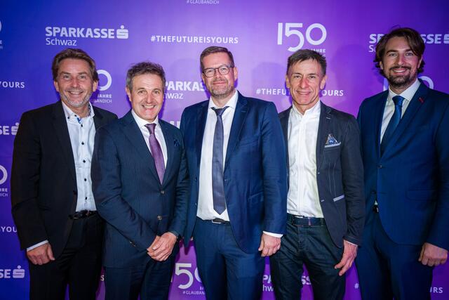 Sparkassen-Vereinsmitglieder Mag. Martin Wex, Markus Tipotsch. MSc., Mag. Josef Reitter und MMag. Christopher Miess mit VDir. Helmut Rainer (2.v.l.)