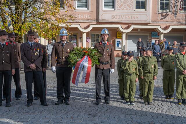 In Spital am Pyhrn wird Allerheiligen mit dem Gedenken beim Kriegerdenkmal, einer Prozession und der Segnung der Gräber gefeiert. | Foto: Jack Haijes
