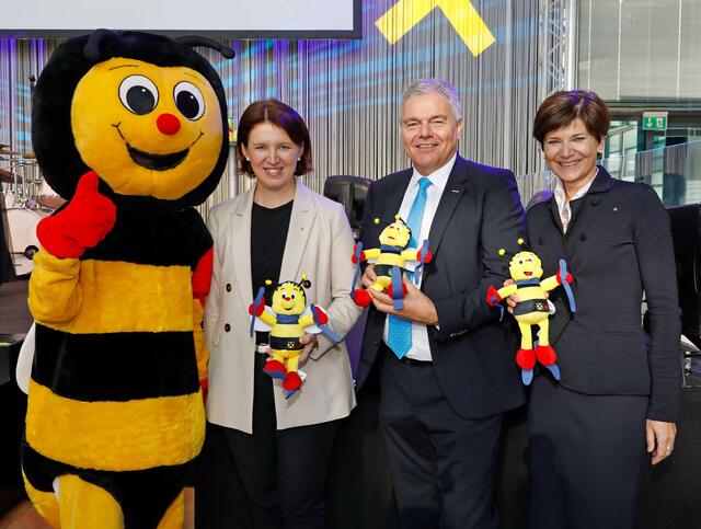 v.l.: Sumsi, Agrar-Landesrätin Michaela Langer-Weninger, Unternehmer Leo Jindrak, RLB OÖ-Generaldirektor-Stv. Michaela Keplinger-Mitterlehner | Foto: RLB OÖ/Strobl