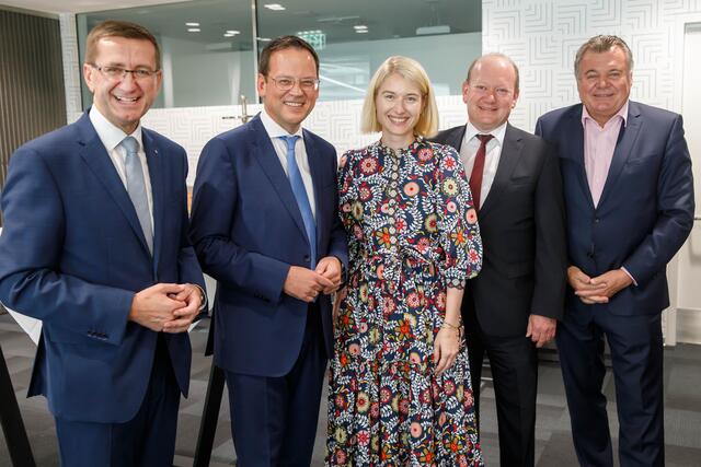 Wirtschaftslandesrat Markus Achleitner, Klaus Kumpfmüller, LH-Stv. Christine Haberlander, HYPO Vorstandsdirektor Thomas Wolfsgruber, Landesrat Günther Steinkellner
  | Foto: Hypo OÖ/Wakolbinger