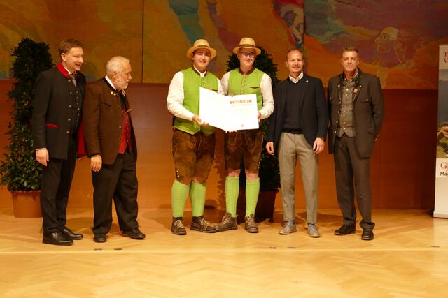 Die Naturparkbuam bei der Urkundenverleihung mit Organisator Peter Margreiter, Juryvorsitzendem Peter Reitmeir (1. u. 2. v. l.) Juror Helmut Fellinger und dem Innsbrucker Vzbgm. Johannes Anzengruber (1. u. 2. v. r)