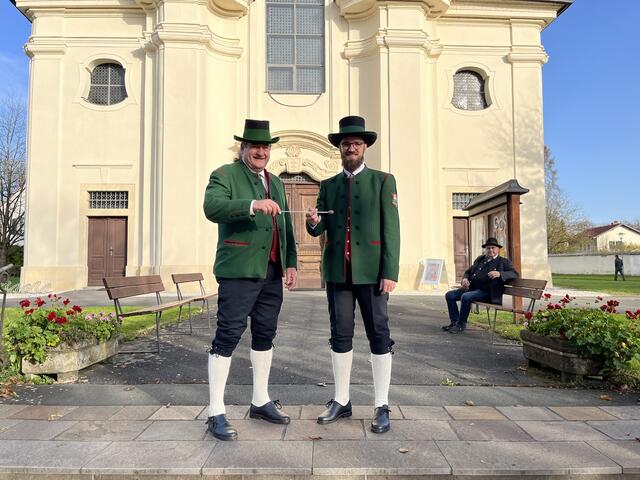 Walter Pock (l.) und Georg Laller vollziehen die offizielle Taktstockübergabe am 19. November.  | Foto: Grenzlandtrachtenkapelle Mureck 