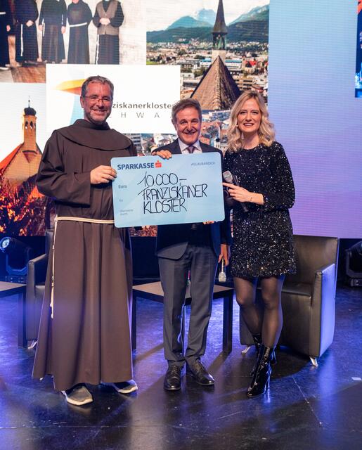 Eine Spendensumme von 10.000,- Euro wurde Pater Guardian Markus Schlichthärle vom Franziskanerkloster Schwaz überreicht. Im Bild mit VDir. Helmut Rainer und Ö3-Moderatorin Tina Ritschl.