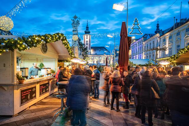Der Christkindlmarkt lädt zum geselligen Beisammensein. | Foto: Josef Bollwein