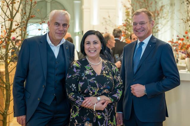 v.l. Herbert Walzhofer (Vorstandsdirektor Sparkasse OÖ), Stefanie Christina Huber (Vorstandsvorsitzende Sparkasse OÖ), Landeshauptmann Thomas Stelzer. | Foto: Sparkasse OÖ