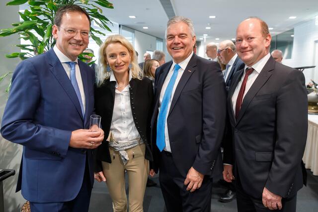 v.l.: HYPO CEO Klaus Kumpfmüller, OÖ Landesdirektorin Christiane Frauscher, Konditor und WKO-Spartenvertreter Leo Jindrak, HYPO Vorstandsdirektor Thomas Wolfsgruber. | Foto: Hypo/Hermann Wakolbinger
