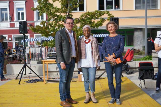 Bgm. Hans-Jürgen Resel mit der Künstlerin Mkasi Zupi Bittner und Obfrau Gisela Somers-Punz vom Verein FAIR POINT.