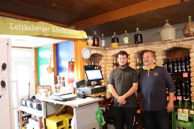 Fabian und Harald Hoffmann versorgen ihre Gäste in Winden am See mit regionalen Schmankerln und erfüllen individuelle Kundenwünsche.  | Foto: Kathrin Haider