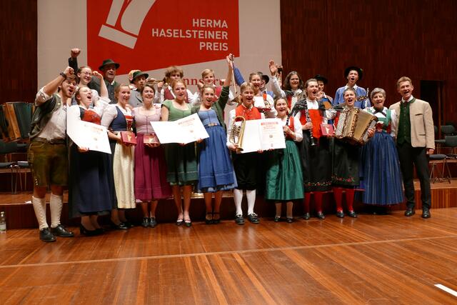 Diemit dem  Herma Haselsteiner-Preis ausgezeichneten Gruppen mit Moderatorin Christine Wiesner und Moderator Peter Kostner (2.u.1.v.r.)